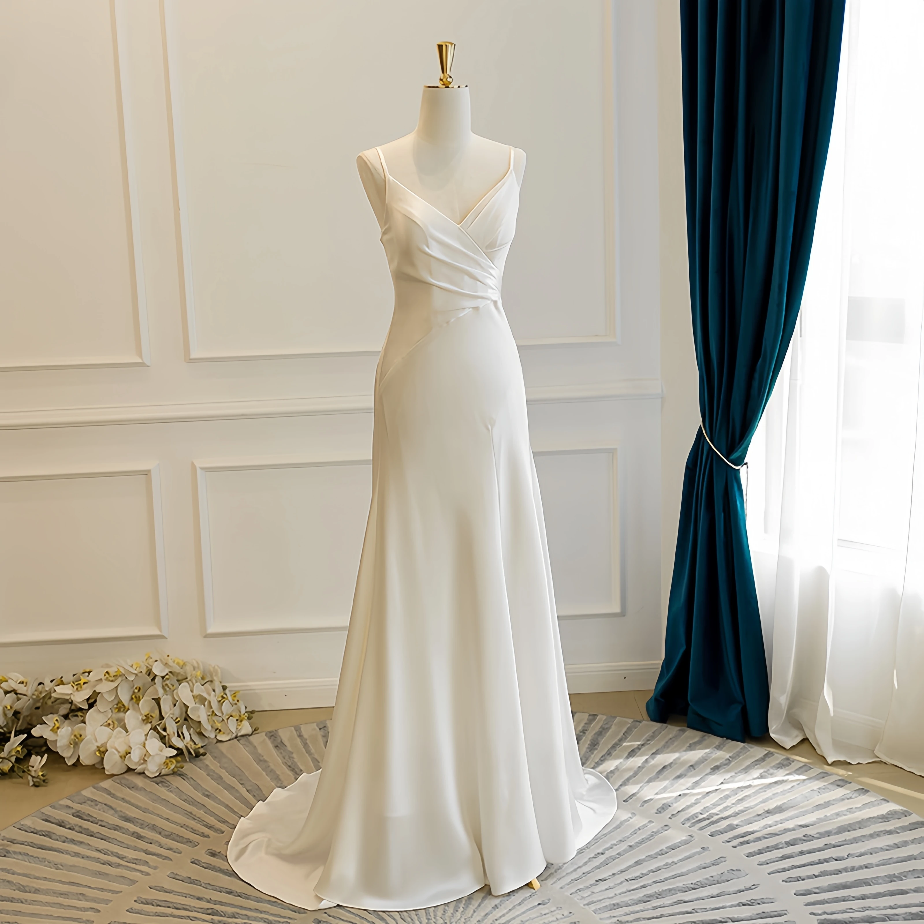 

Elegant White Evening Dress With Suspender V-neck A-line Skirt And Exposed Back Suitable For Women's Formal Evening Gown