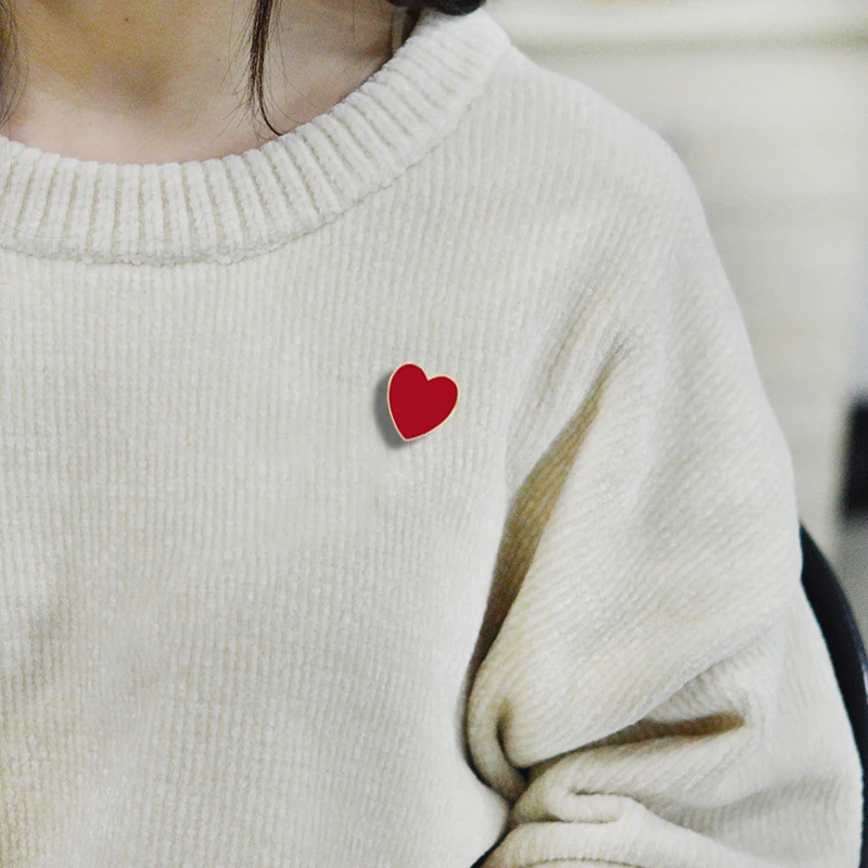 Broches de mujer a la moda con forma de corazón rojo, Pin esmaltado para amantes, chaquetas vaqueras, bolsos, alfileres de solapa, insignia de dibujos animados para mujeres, hombres, amigos, regalo de joyería