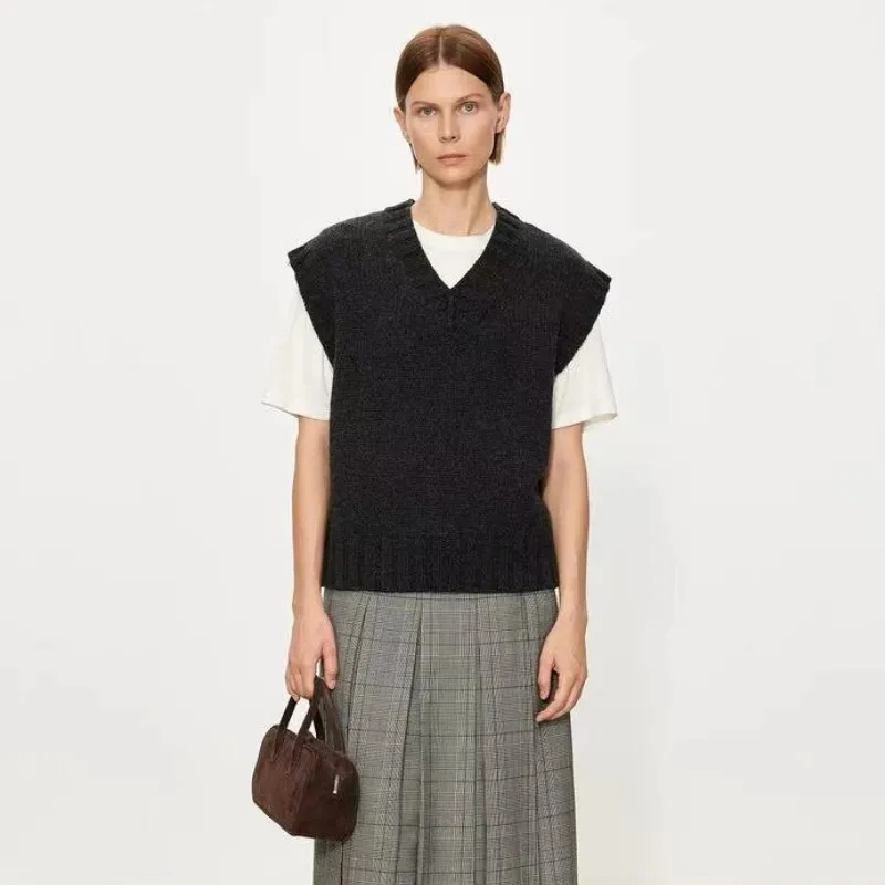 

A stylish layering of 100% wool vest, V-neck vest waistcoat loose sleeveless vest and knitted sweater women autumn and winter