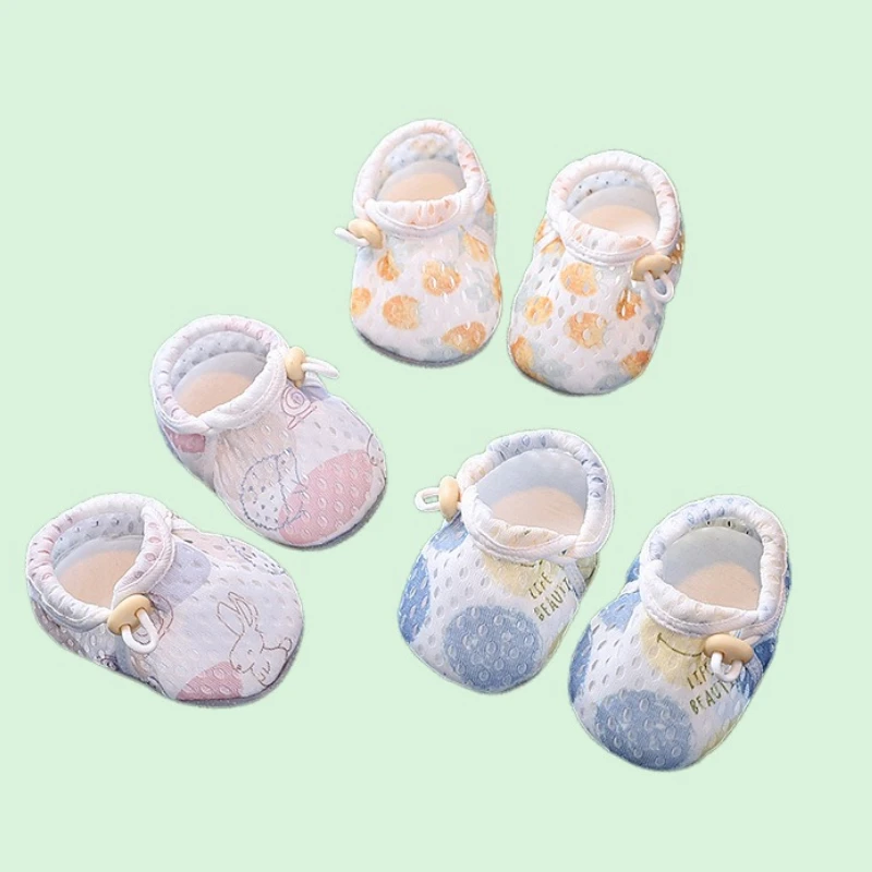 

Детские прогулочные туфли 2026new: Новые сетчатые кроссовки для новорожденных, повседневные нескользящие туфли для малышей, универсальные домашние туфли для ходьбы по полу