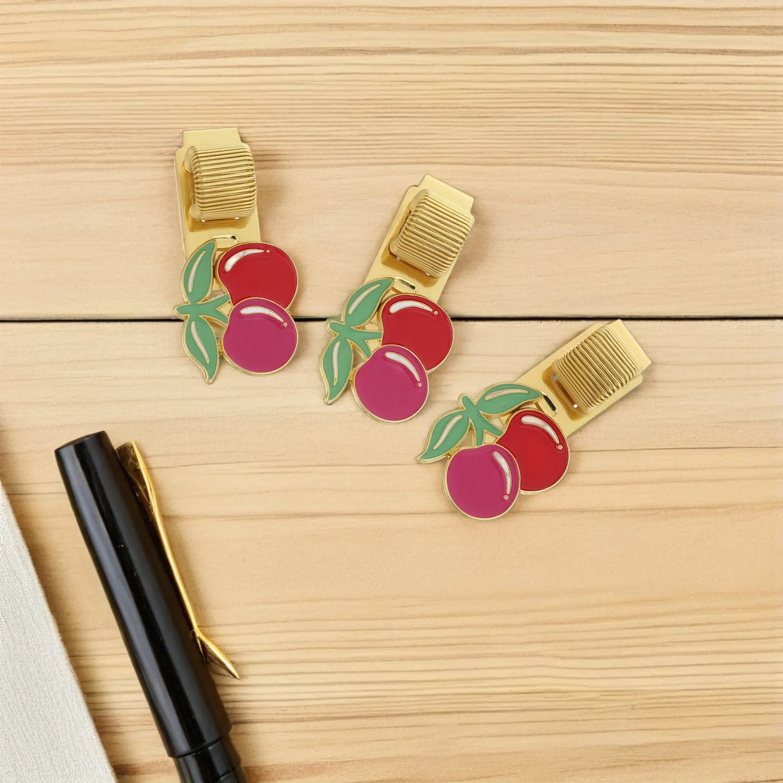 

Набор из 3 металлических зажимов для ручек в форме вишни, регулируемые пружинные держатели для ручек, петли для планеров, блокнотов, журналов, декоративные портативные держатели для карандашей