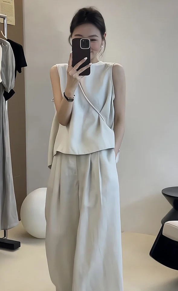 

New summer sleeveless top with straight wide-leg pants suit