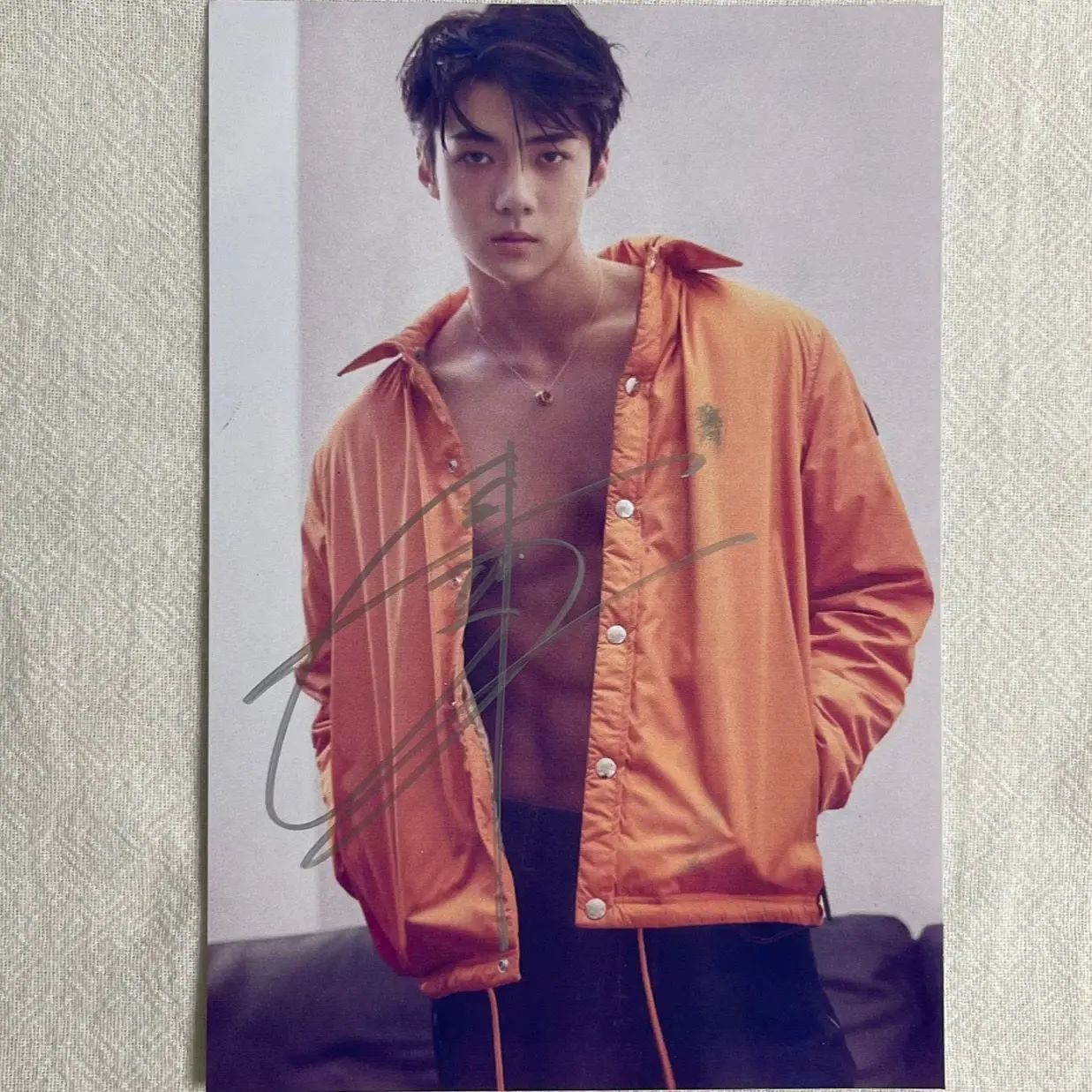 

Korea star Wu shi xun autographed photo 6-inch non printed birthday gift for friend