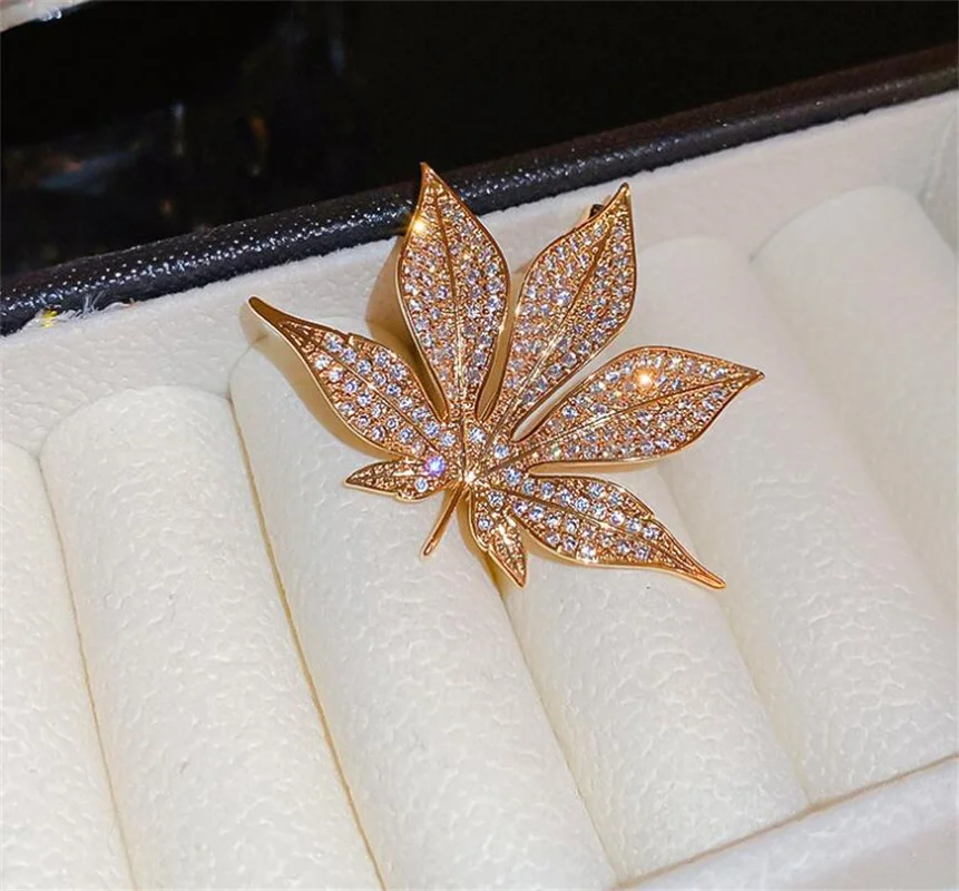 Cute Cat Brooch Pins for Women Fashion Bee Butterfly Maple Leaf Kitten Flower Rhinestone Jewelry Wedding Party Coat Shirt Gifts
