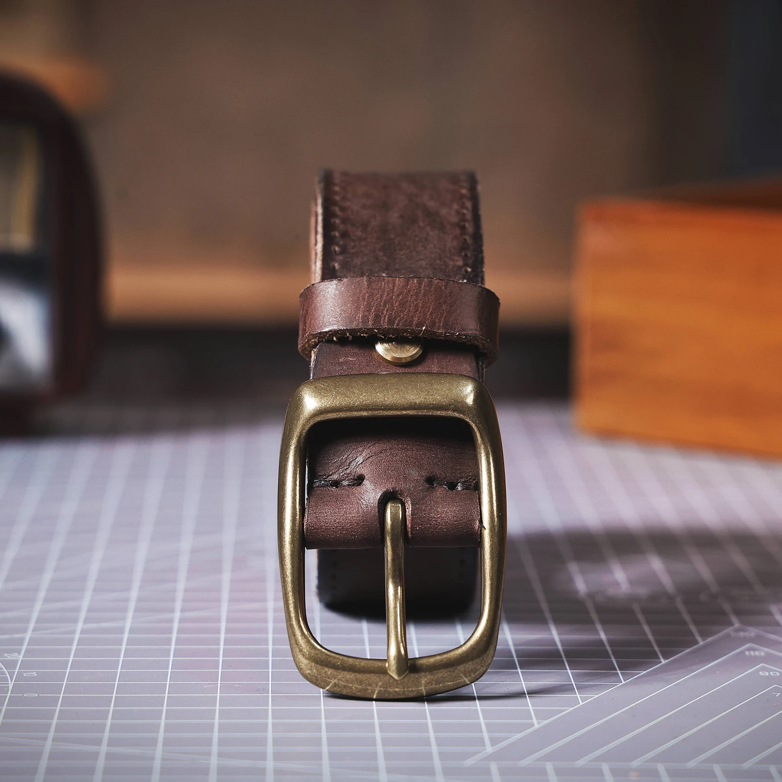 S.WORKER Vintage-Herren-Gürtel aus echtem Leder, Vollnarbenleder, lässiger, klassischer Jeansgürtel mit Messing-Dornschließe, Geschenkbox – Detail 11