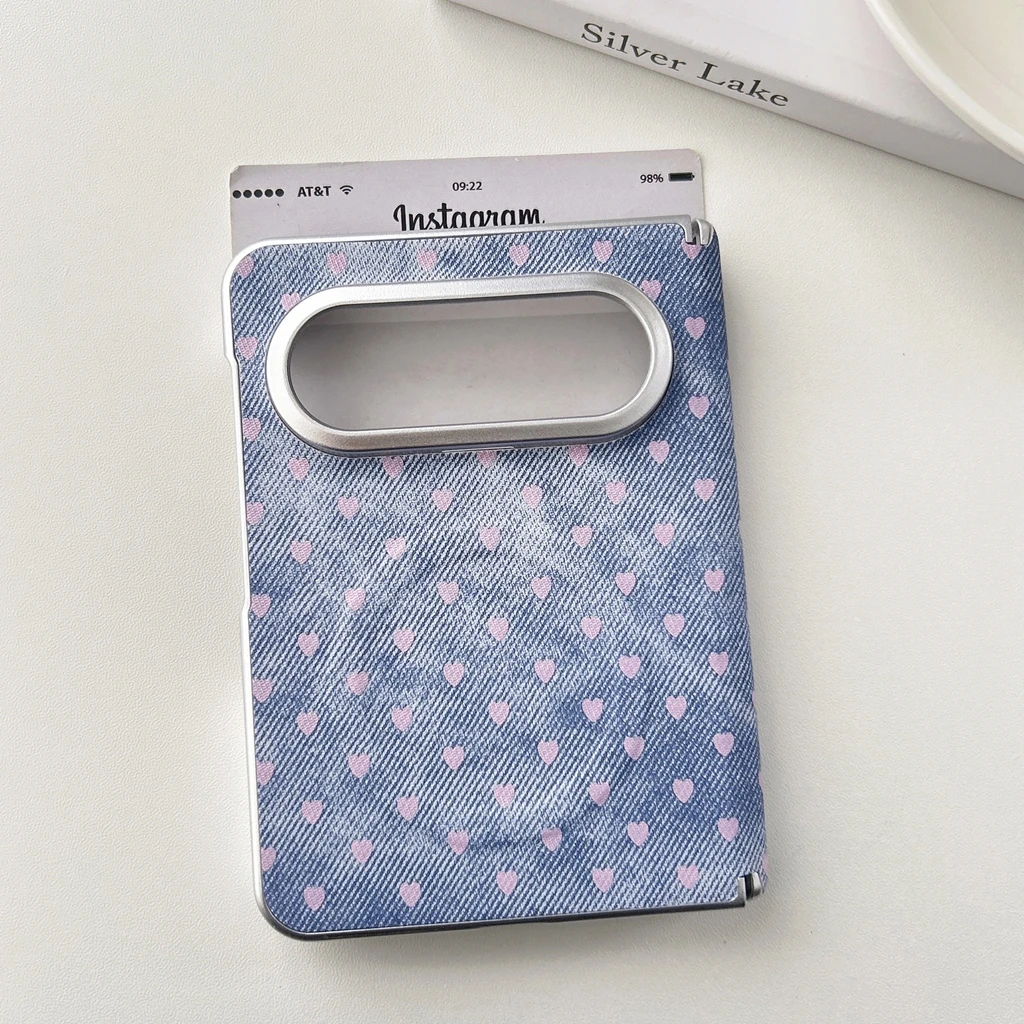Funda Protectora Magnética para Teléfono con Textura de Mezclilla Azul Simple, Corazón Rosa y Borde Plateado para Huawei Pura X Max (Solo Cubierta Trasera)