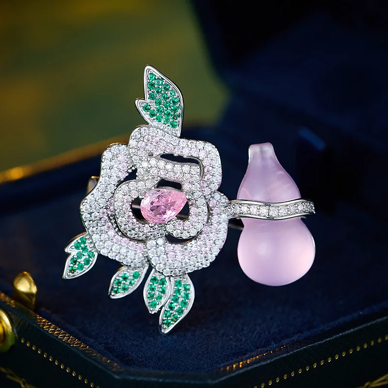

Elegant Camellia Gourd Brooch Eco Copper Zirconia Corsage Pin for Women Dress Lapel Decoration Wedding Jewerly Wholesale