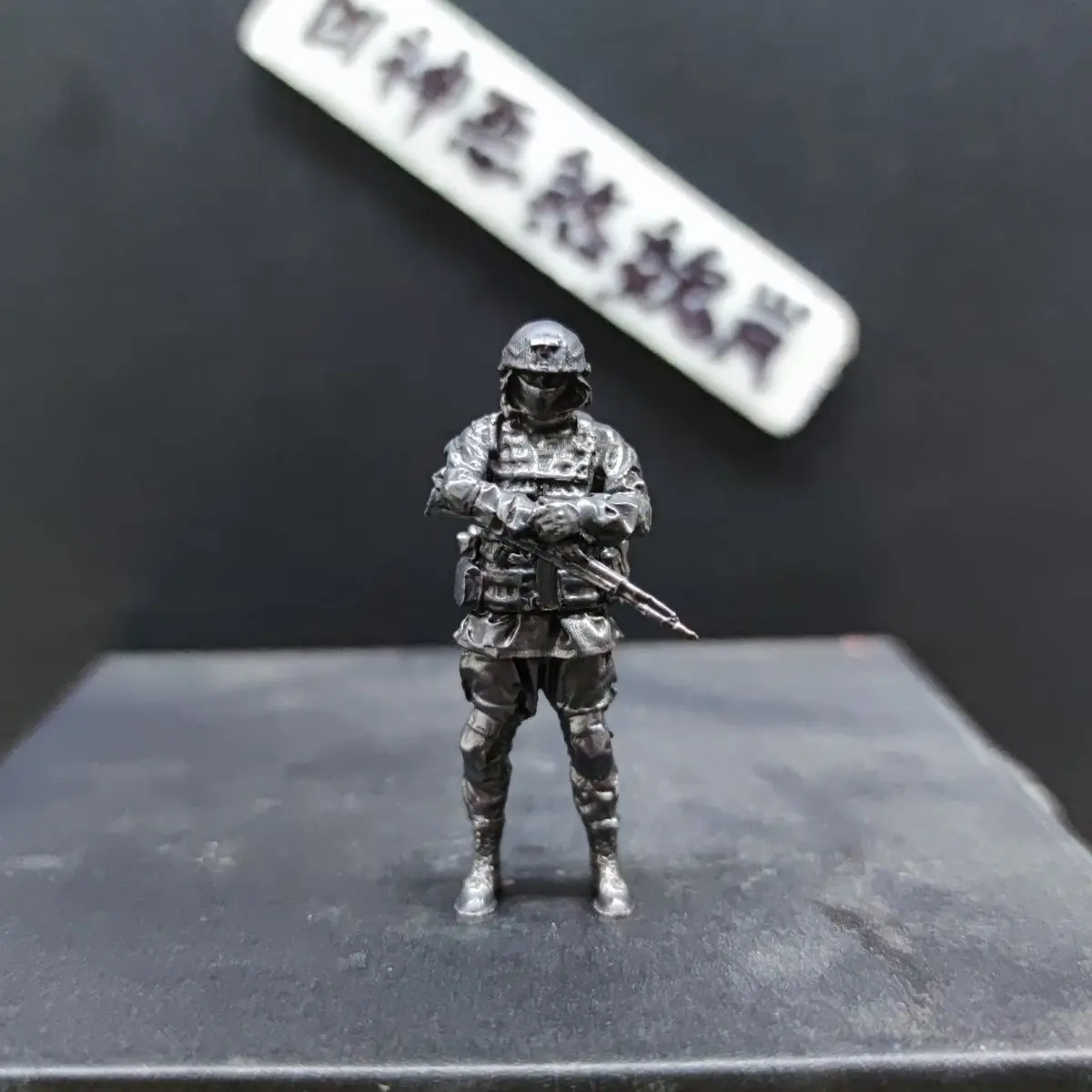 1/35 Scale Copper Soldier Figure - Slavic Military Officer Checking Watch, Miniature Model for Diorama, Desktop Micro Landscape