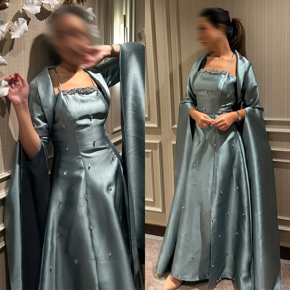 Aangepaste delicate lichtblauwe satijnen avondjurk Hoge kwaliteit strapless spaghettibandjes sjaal lange mouwen beroemdheidsjurken