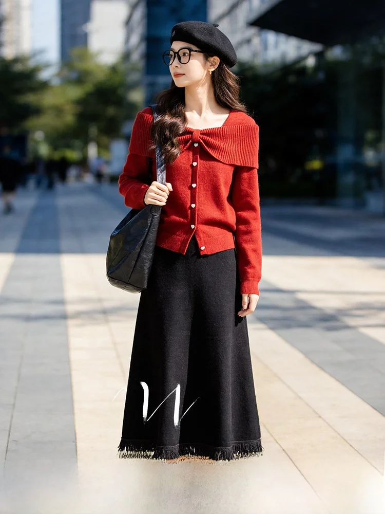 

Модный вязаный комплект для женщин больших размеров: юбка А-силуэта с высокой талией и топ с длинным рукавом. Весенняя коллекция. Эффект похудения.