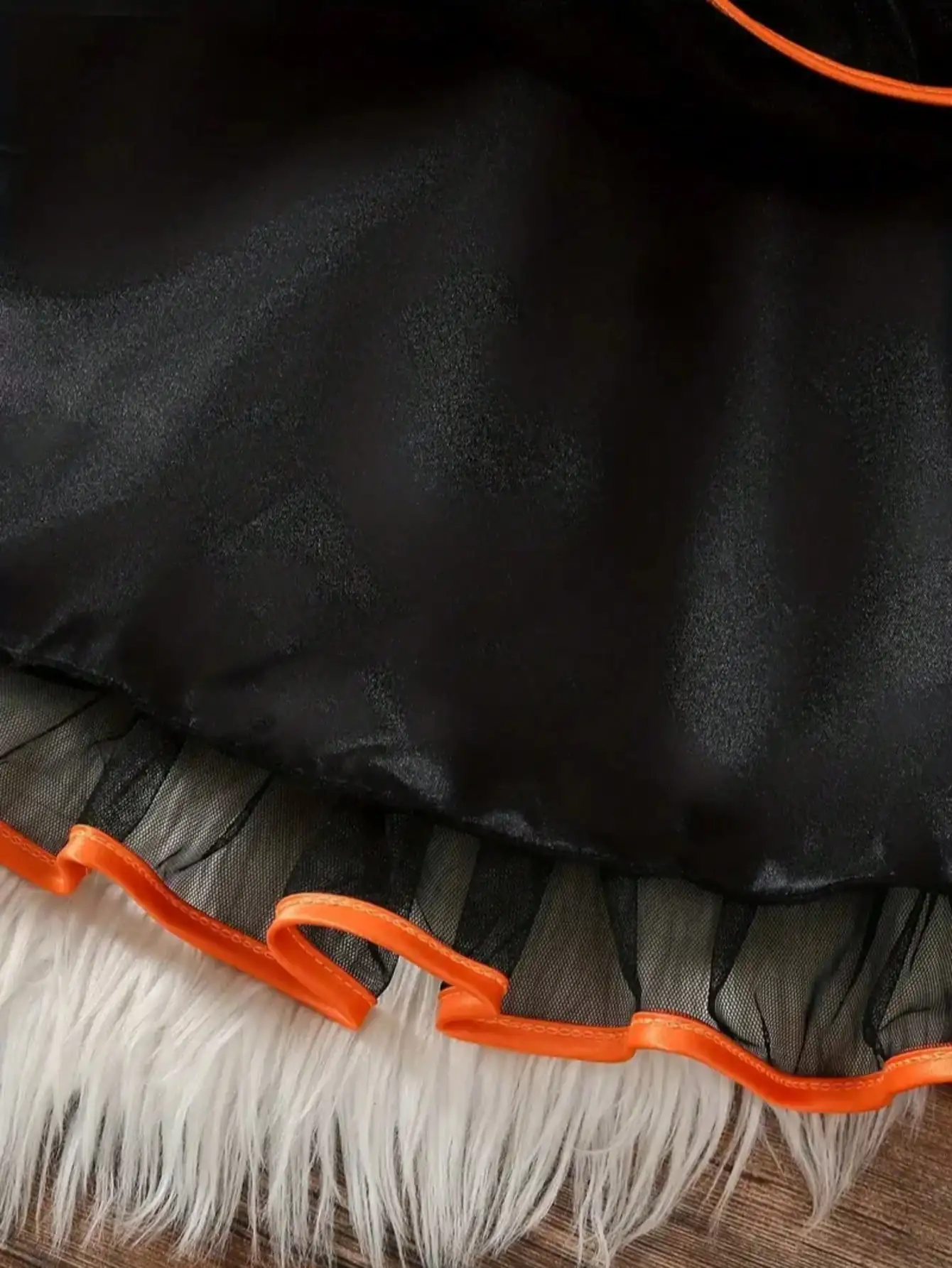 Kinder-Halloween-Kleid mit Kürbis-Geister-Muster, langen Ärmeln, Schleife, Netzstoff, mittellangem Rock und Rundhalsausschnitt – Detail 7