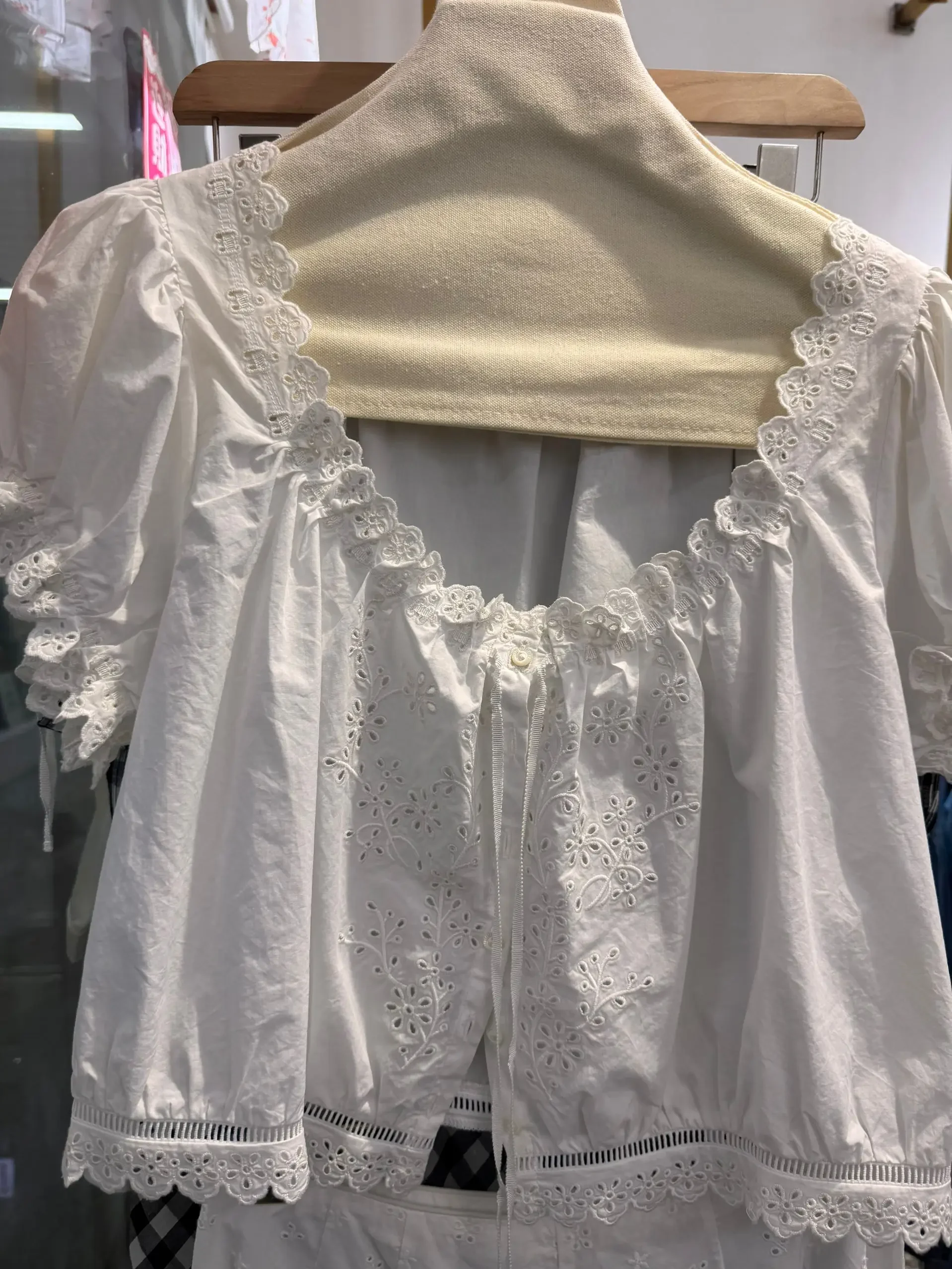 속이 비치는 자수 여성용 흰색 세트 레이스 엣지 라운드넥 퍼프 소매 싱글 브레스티드 셔츠 + 하이웨이스트 쇼츠 코튼 슈트