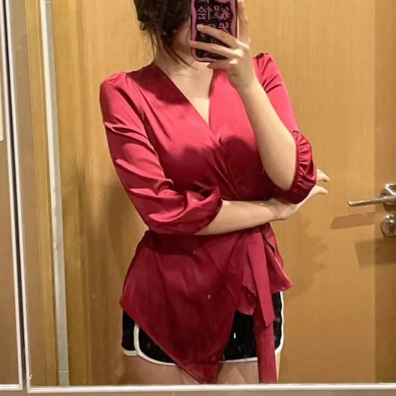 Francese leggero stile maturo inizio autunno raso da donna 2025 pullover estivo con scollo a V fasciatura colore vita top a maniche lunghe ZT139