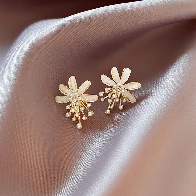 Korean Style Simple Temperament Flower Earrings Ear Clip Unique Designed High-end Flower Pearl Clip Earrings Without Piercing