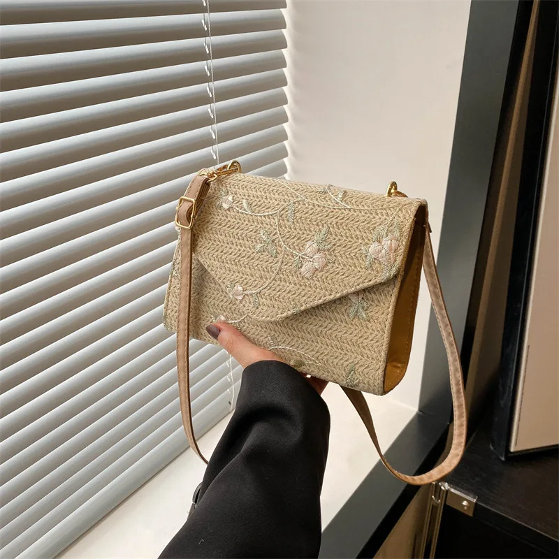 

2025 Boho Straw Crossbody Bag Elegant Chain Detail Shoulder Purse Trendy Vacation Handbag Stylish Casual Summer Beach Bag