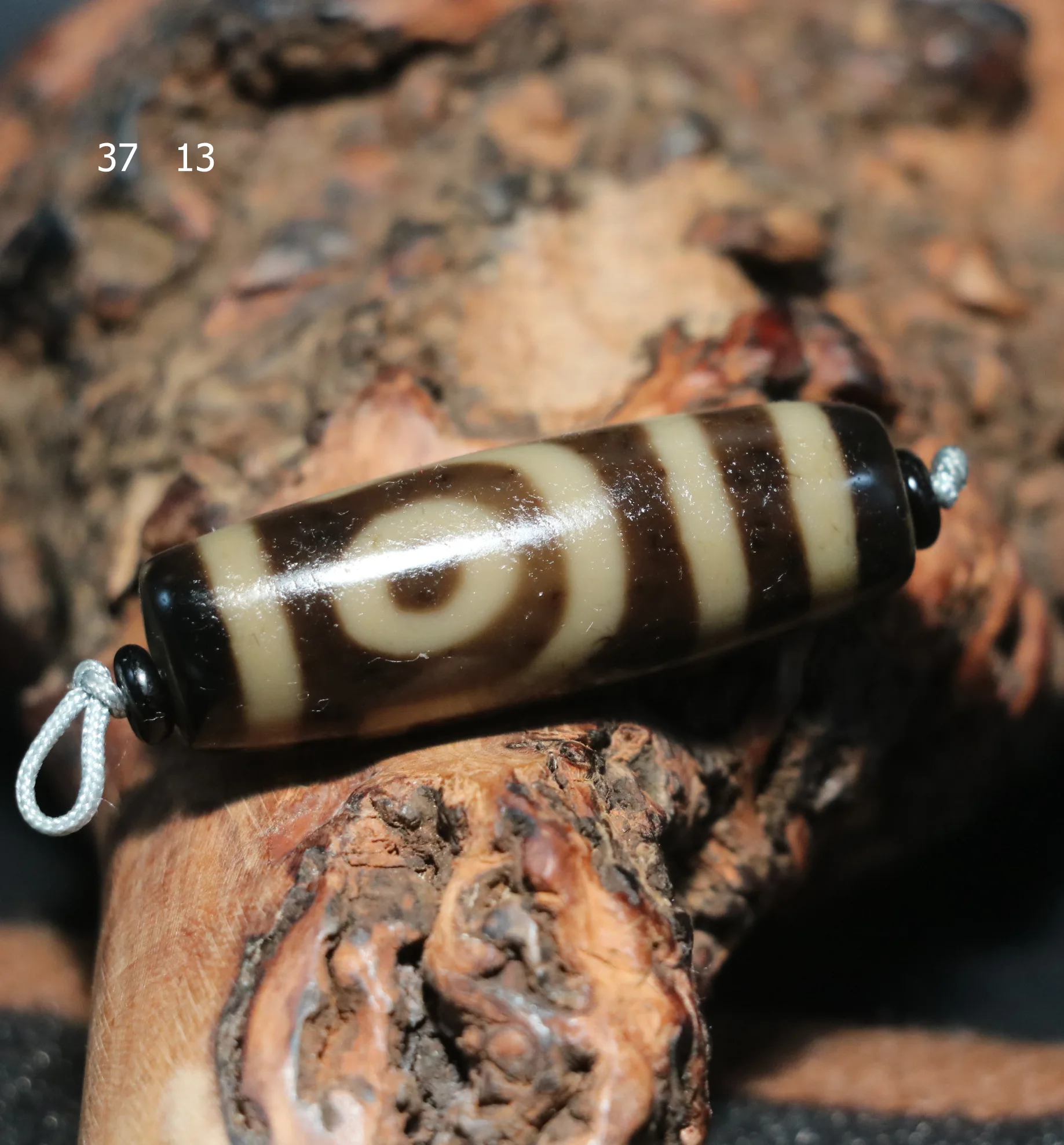 

Ultra Energy Tibetan Old Agate Ivory Color Ruyi 2 Eyed dZi Bead Amulet Top 5A++ LKbrother Talisman