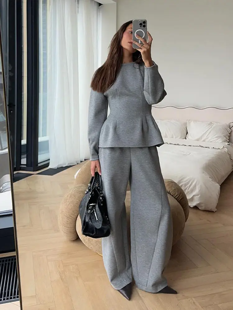 

Повседневный женский офисный комплект: топ с круглым вырезом, длинными рукавами и утягивающей талией, а также широкие брюки для работы и улицы