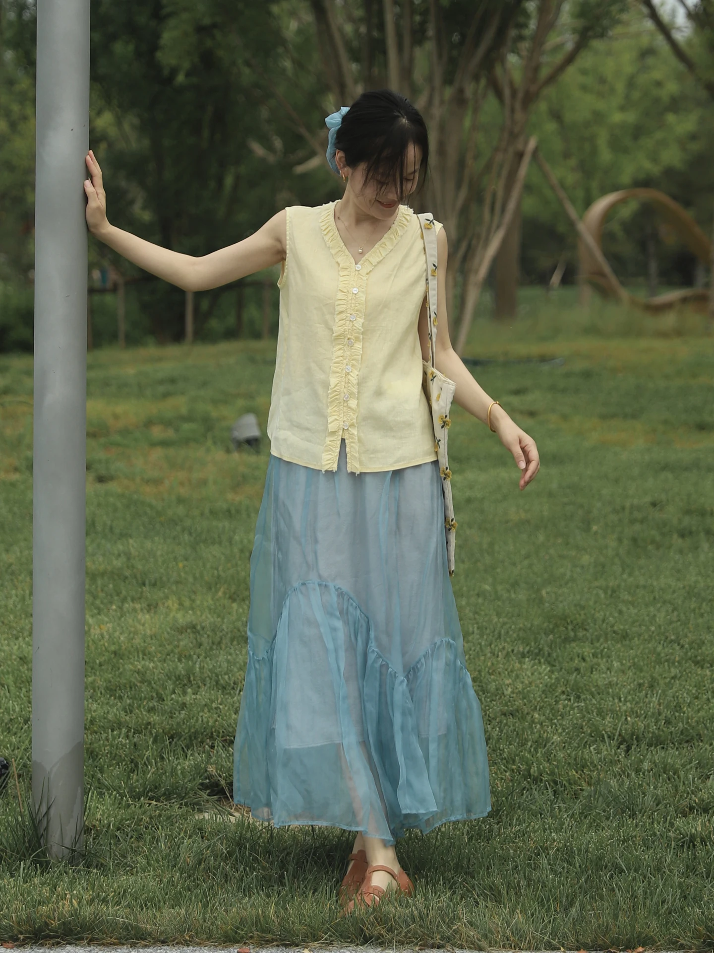 

Летняя женская юбка-миди Autumn Valley из натурального шелка с эффектом утяжки, универсальная, для путешествий, в художественном стиле, с узором «рыбий хвост» и эффектом складок.