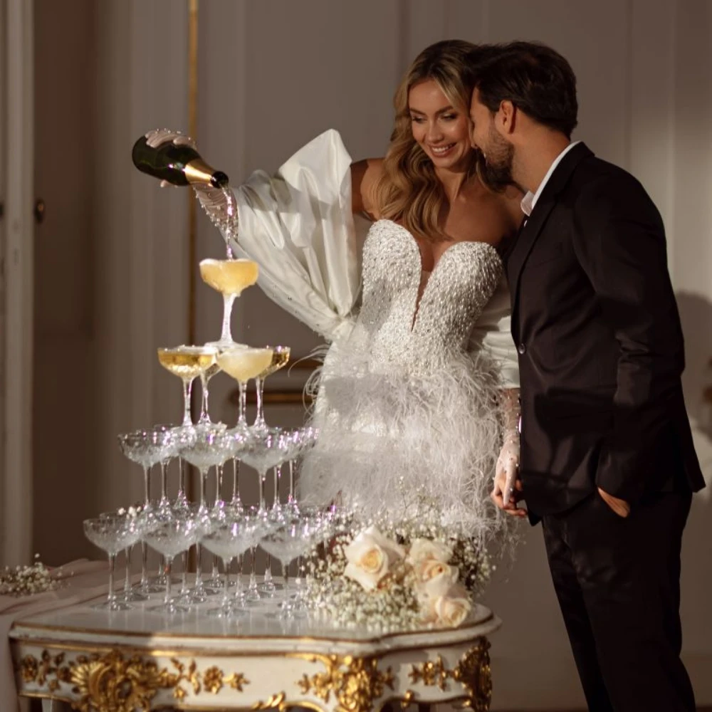 Vestido De novia con perlas y lentejuelas brillantes, minivestido Sexy con escote en V profundo, vestido De novia con plumas De lujo, bata personalizada De boda 2025