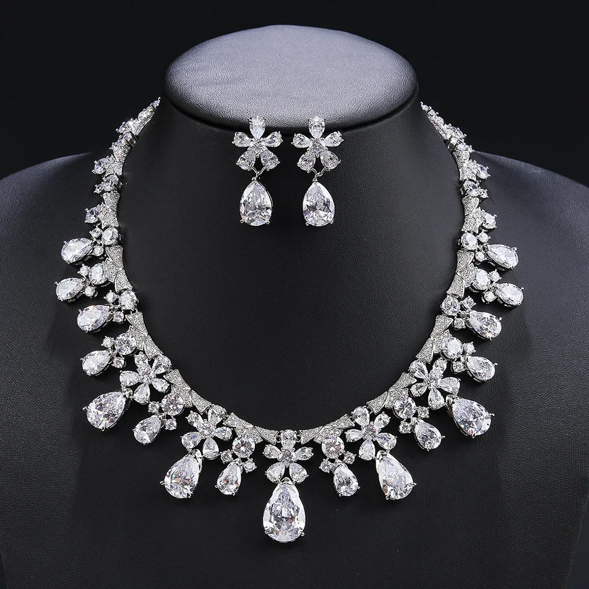 

Luxury Water Drop Cubic Zirconia Flower Necklace And Earrings Set Ladies Party Bridal Wedding Jewelry Set CN11325