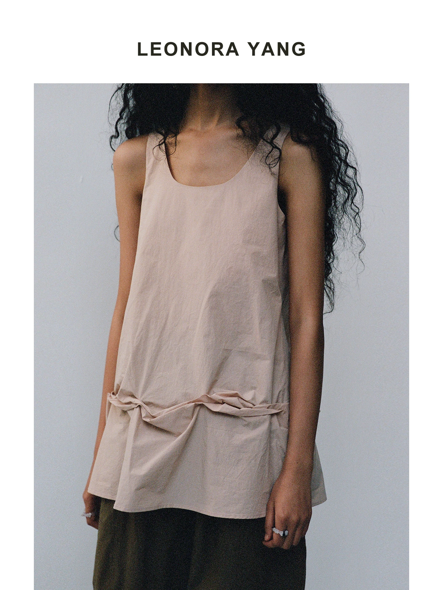 

Leonora Yang Original Design Long Staple Cotton U-Neck Loose Pleated Sleeveless Vest Top Women Summer Fashion Elements