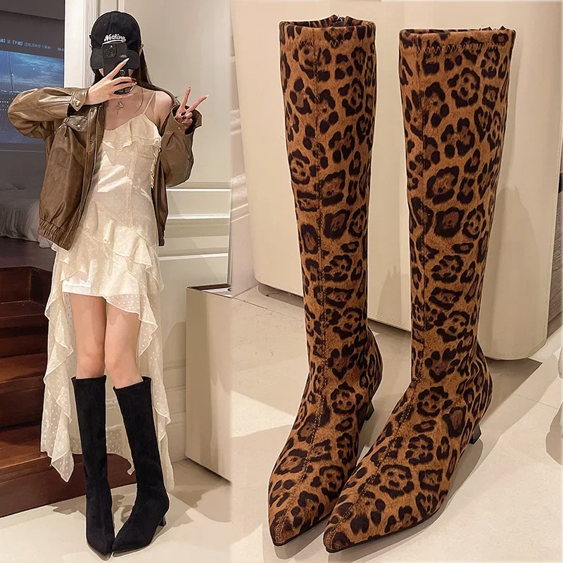

Сапоги до колена с острым носком, женские замшевые туфли на каблуке с леопардовым принтом, брендовые пикантные зимние ботинки 2025 года, модельные туфли для женщин, туфли-лодочки Botas Mujer