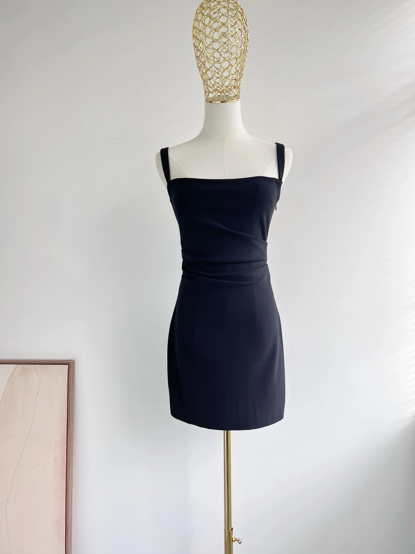 فستان نسائي قصير نحيف جديد لعام 2025 بياقة مربعة بدون أكمام وخصر عالي 4 ألوان رداء صغير غير رسمي