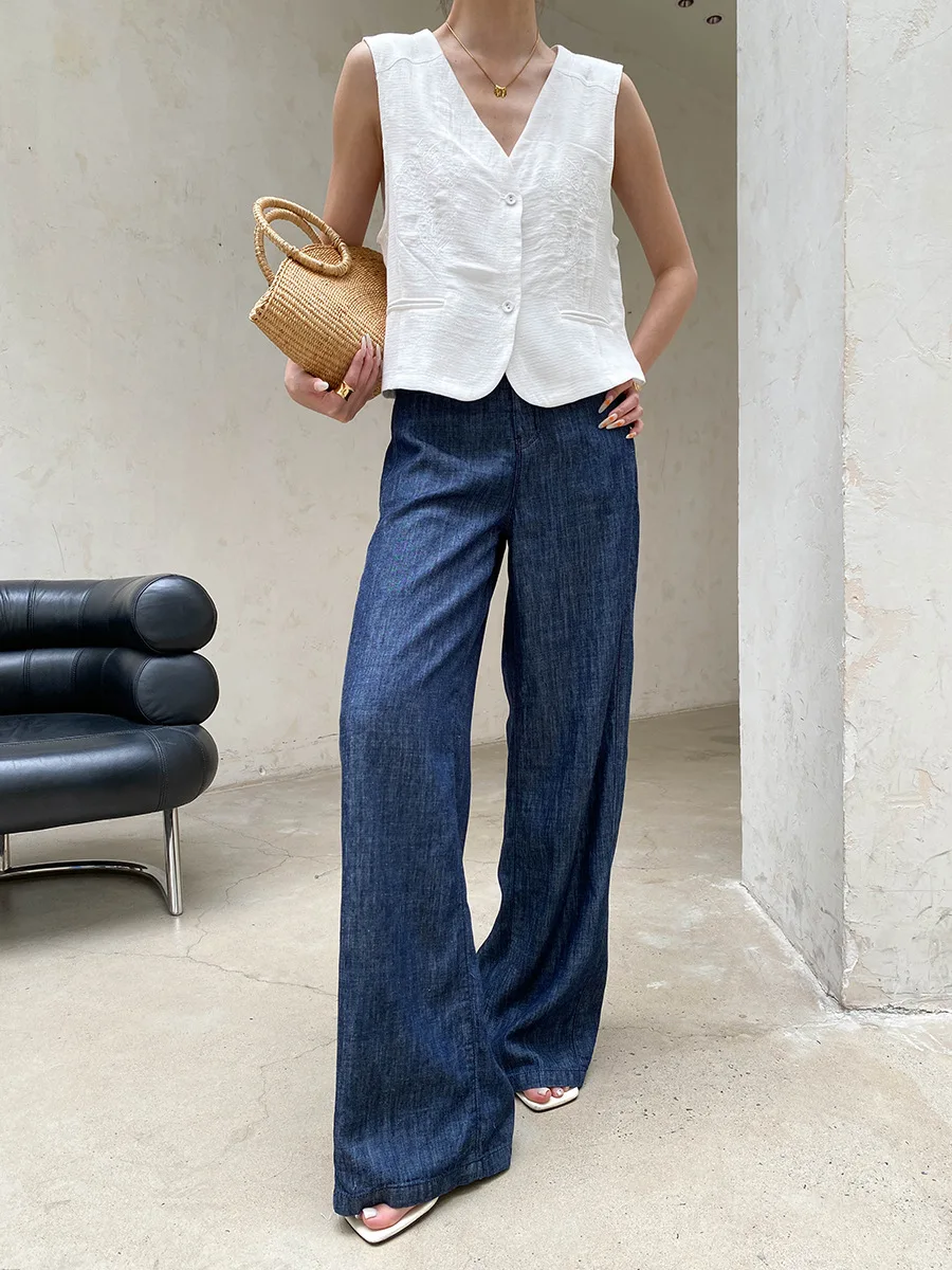 Sommerliche Damenjeans in einfarbigem, schlank machendem, geradem Schnitt mit langen Beinen. – Detail 8
