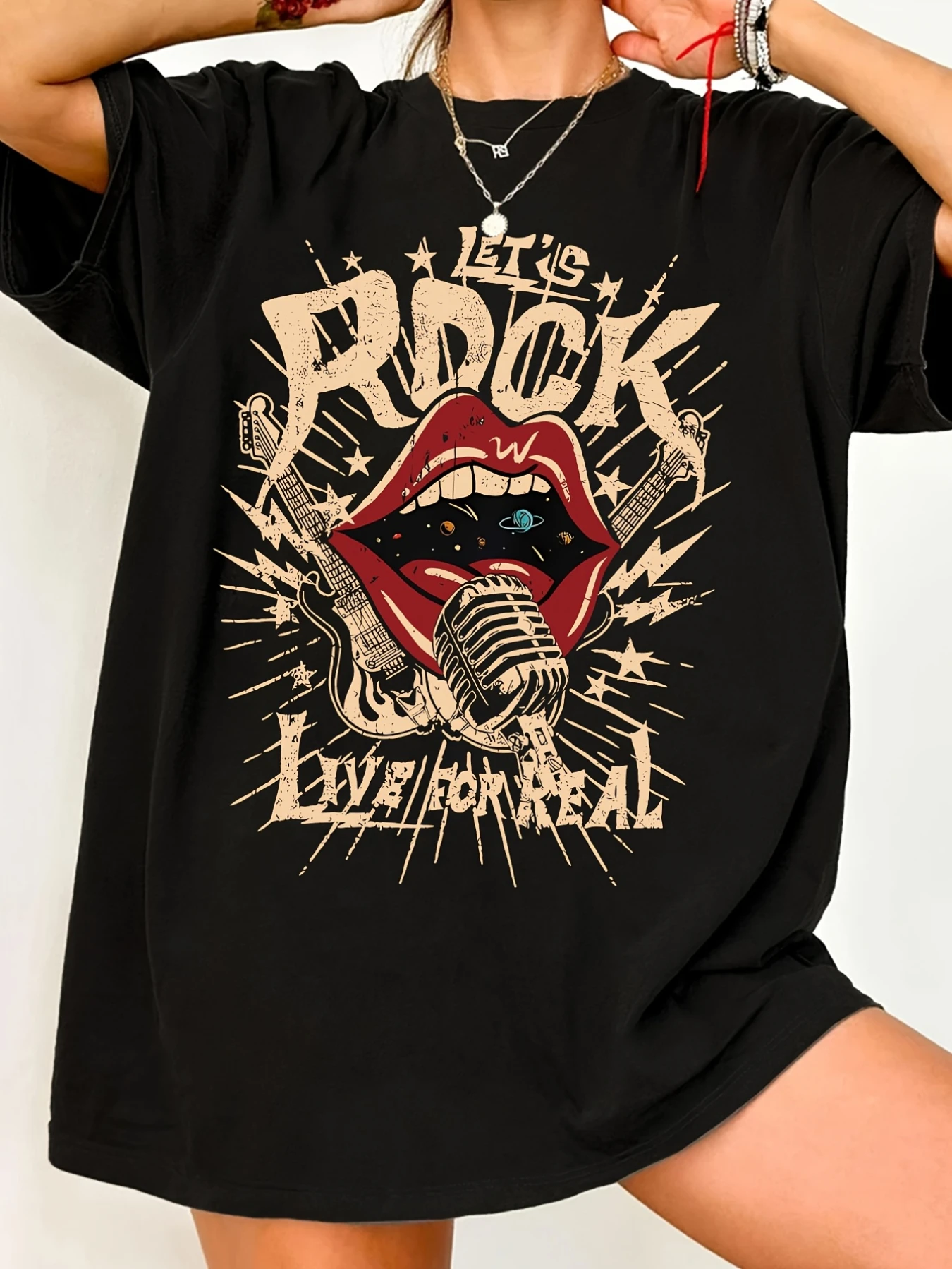 Rock-Grafik-T-Shirt für Damen in Übergröße – „Let's Live for Real“-Design, schwarzes, lässiges Sommer-T-Shirt mit roten Lippen und Mikrofon
