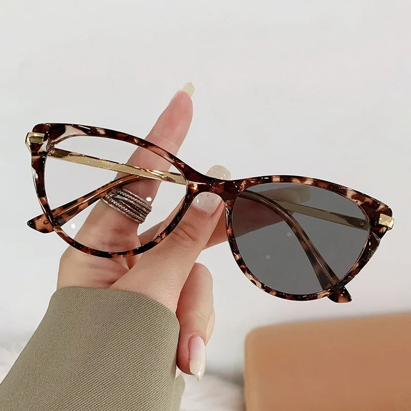 Fashion Vintage Cat Eye Anti-Blue Light Glasses Retro Classic Triangle Photochromic Eyeglasses Women Color Change Spectacles