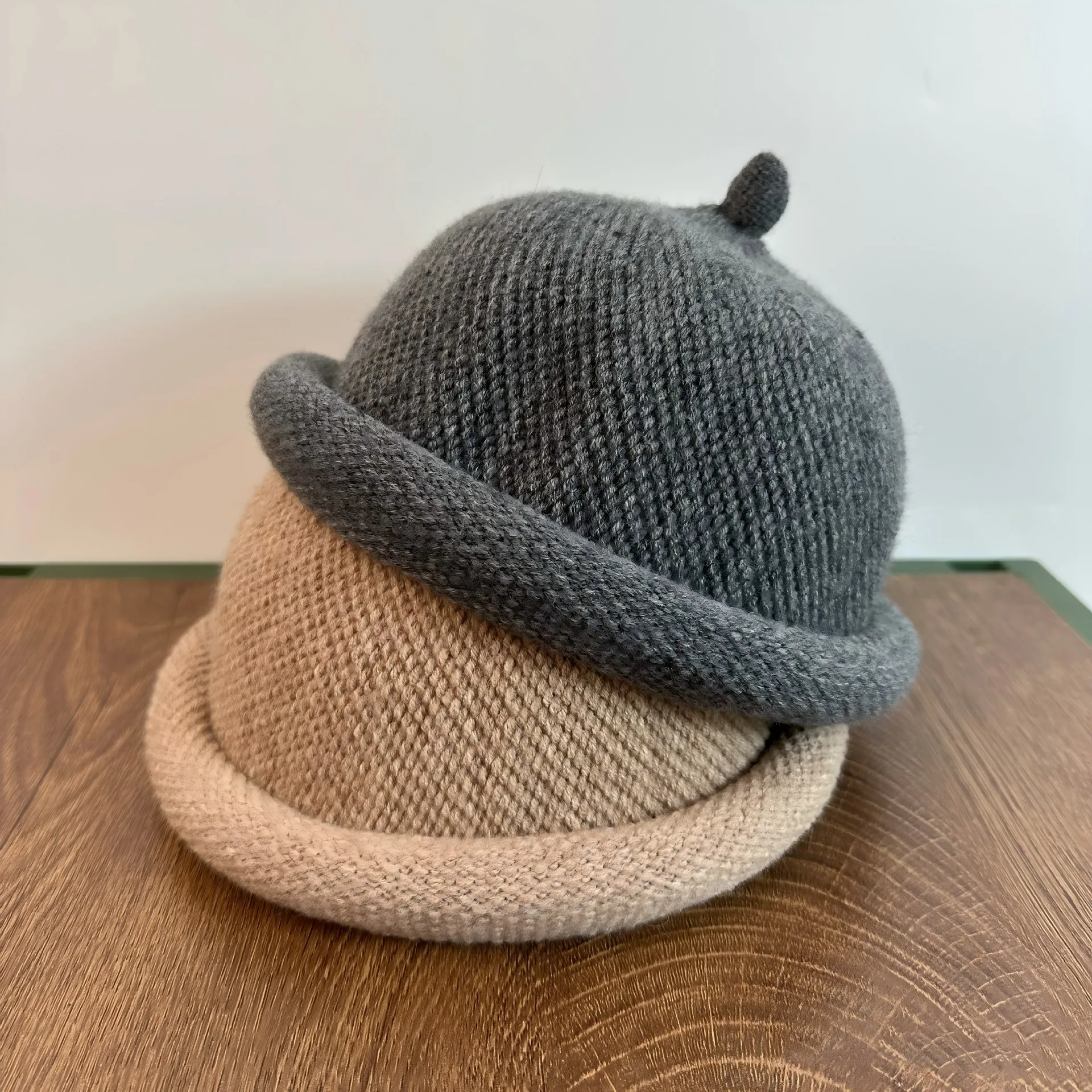 Men's and Women's Fashion Knitted Melon Skin Hats Casual Berets Comfortable Landlord Hats Warm Painter Hats Pacifier Cap