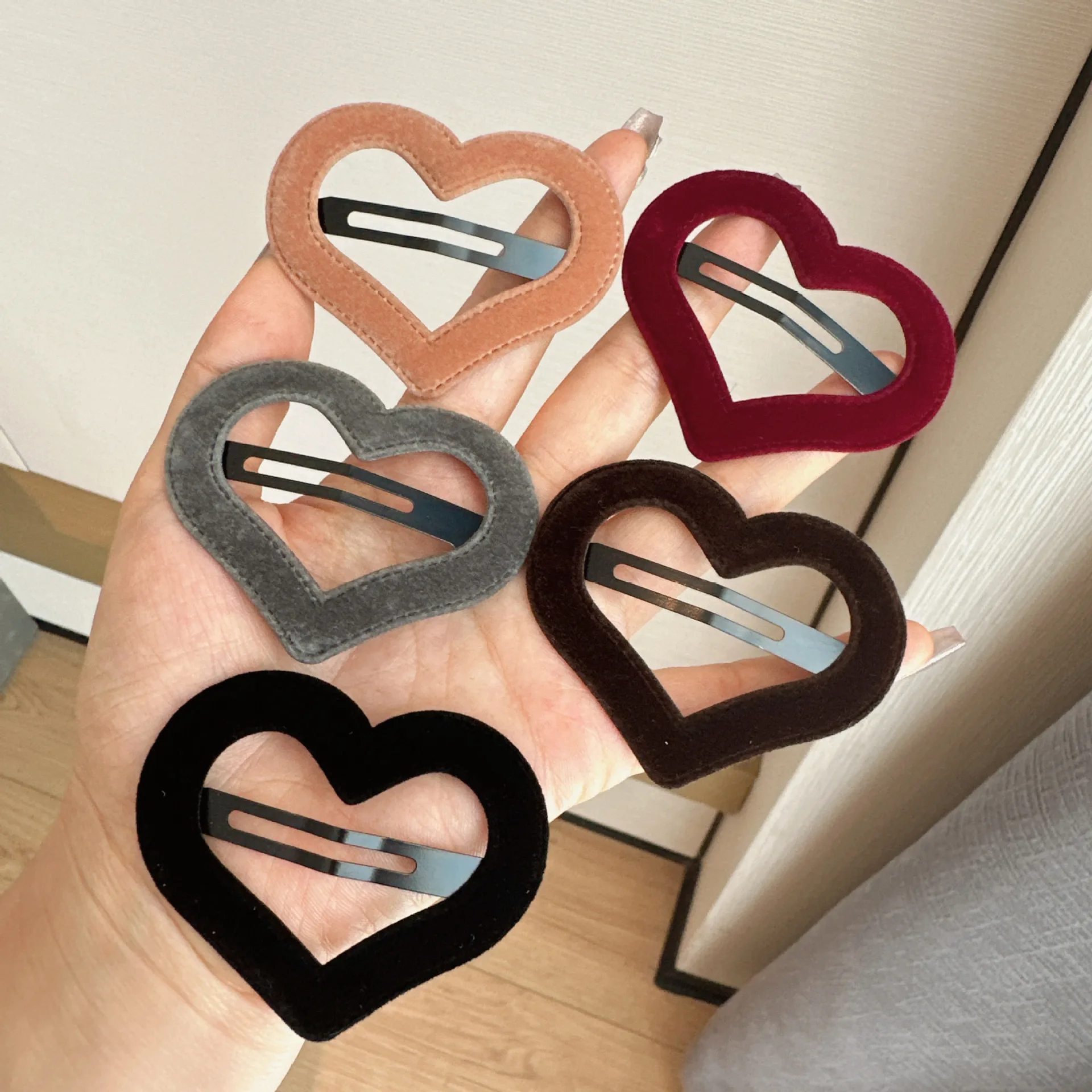 

5pcs Korean version simple temperament velvet heart hollow hair clip versatile girl half-up side clip bangs clip hair accessorie