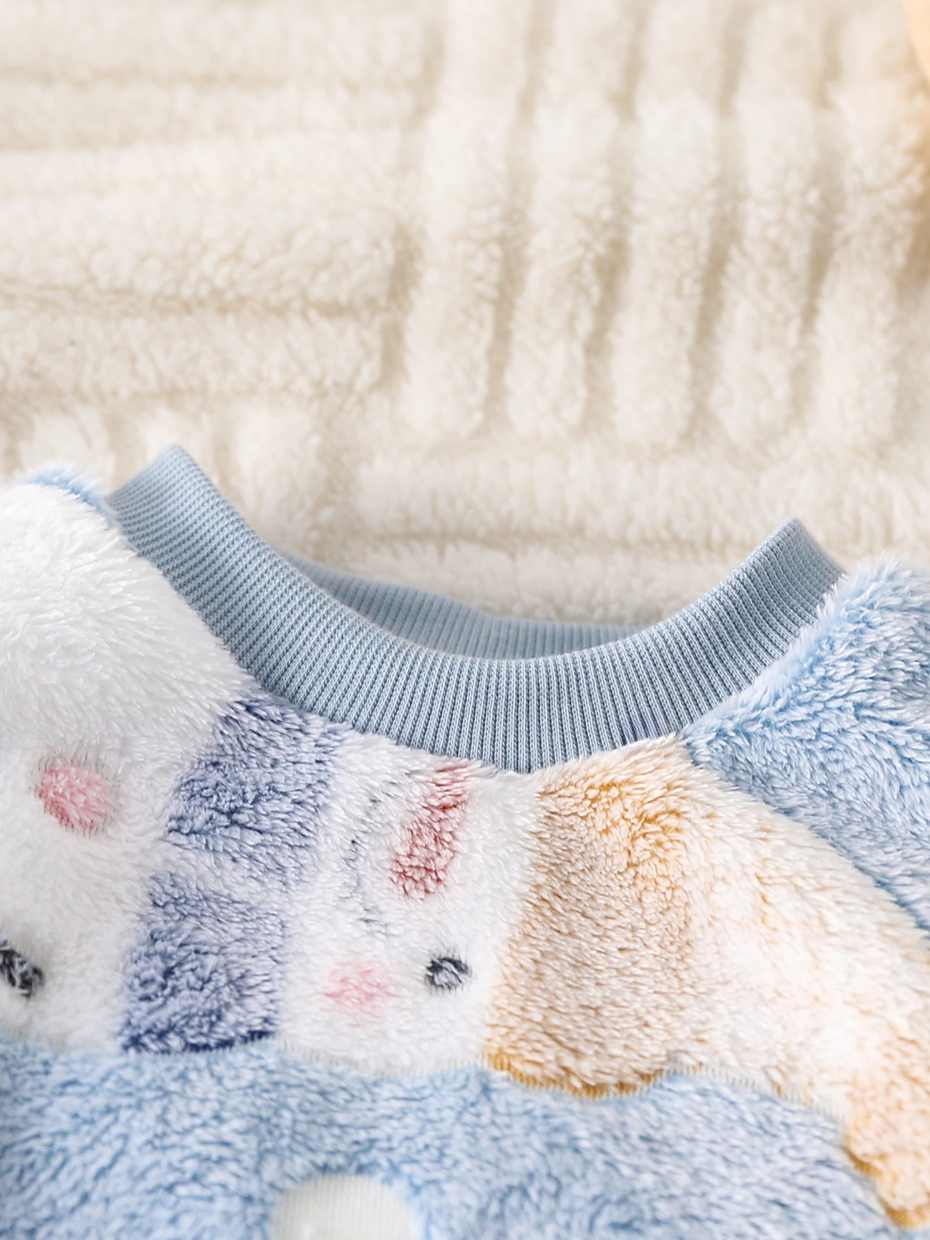 2-teiliges Set für Babys: Lässiges, süßes Oberteil mit Rundhalsausschnitt und langen Ärmeln, verziert mit einem niedlichen Cartoon-Motiv, und eine weiche Hose mit Kordelzug, ideal für den Winter. – Detail 4