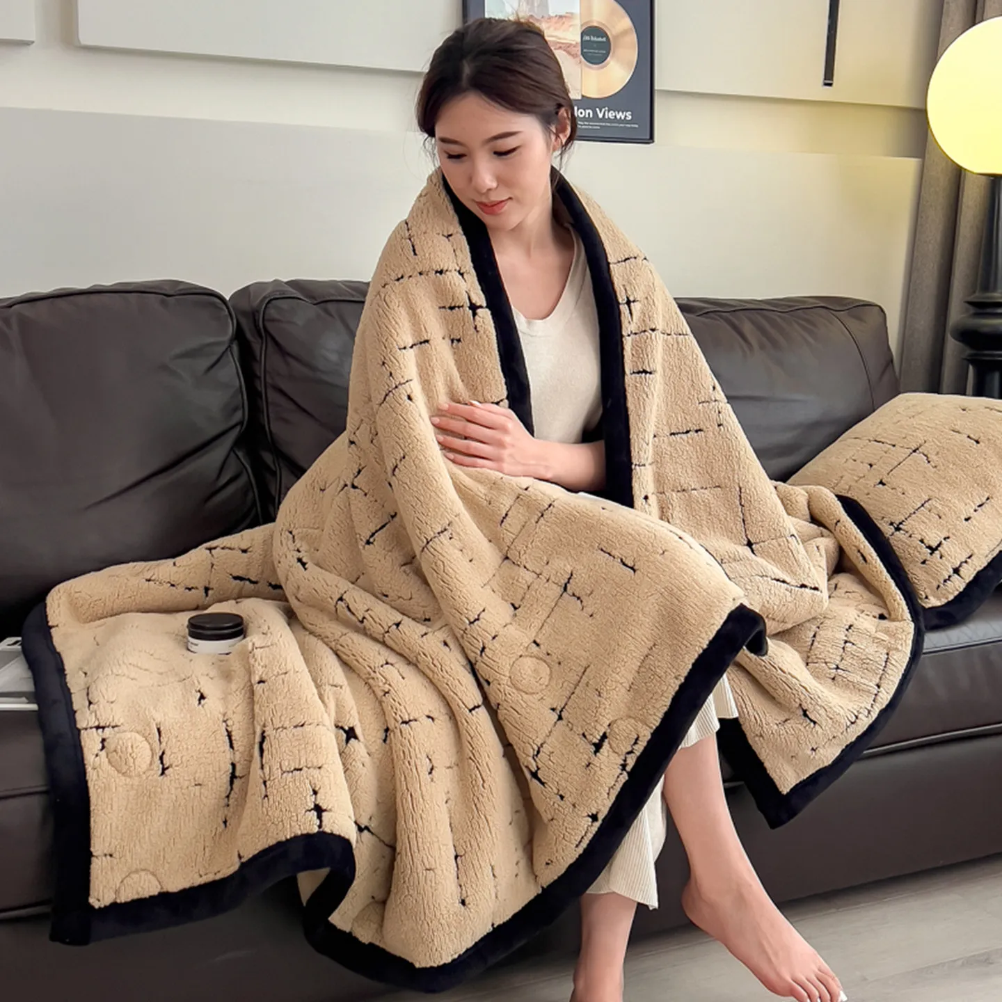 Thickened blanket on the bed, coral color, suitable for office afternoon nap.