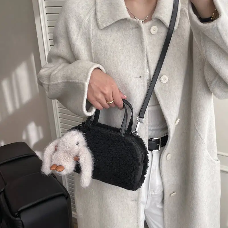 

Цилиндрическая сумка из искусственного меха с коричневыми кожаными ремнями, плюшевая подвеска в виде кролика, застежка-молния, съемный ремень, модная сумка на каждый день