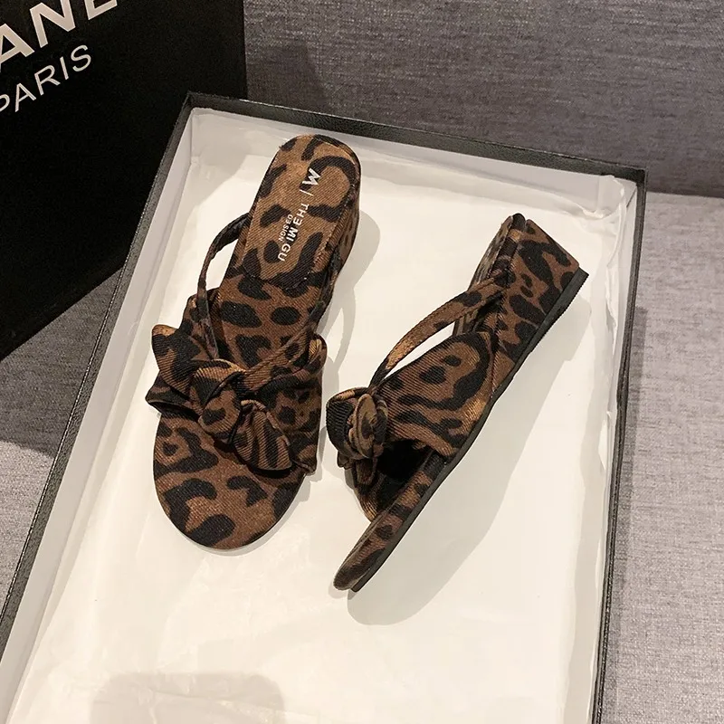 الفاخرة القوس الزخرفية الترفيه إسفين عدم الانزلاق النعال الإناث 2025 الصيف موضة ليوبارد النعال الزخرفية لينة سوليد