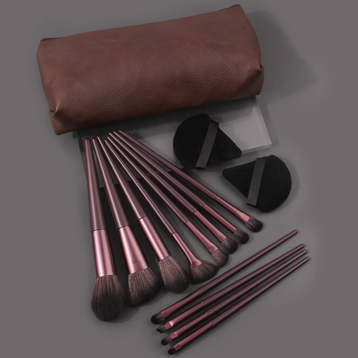 مجموعة مكونة من 15 فرشاة مكياج متعددة الوظائف + 2 نفث بودرة مثلثة غير لاصقة + 1 حقيبة تخزين فرشاة مكياج محمولة