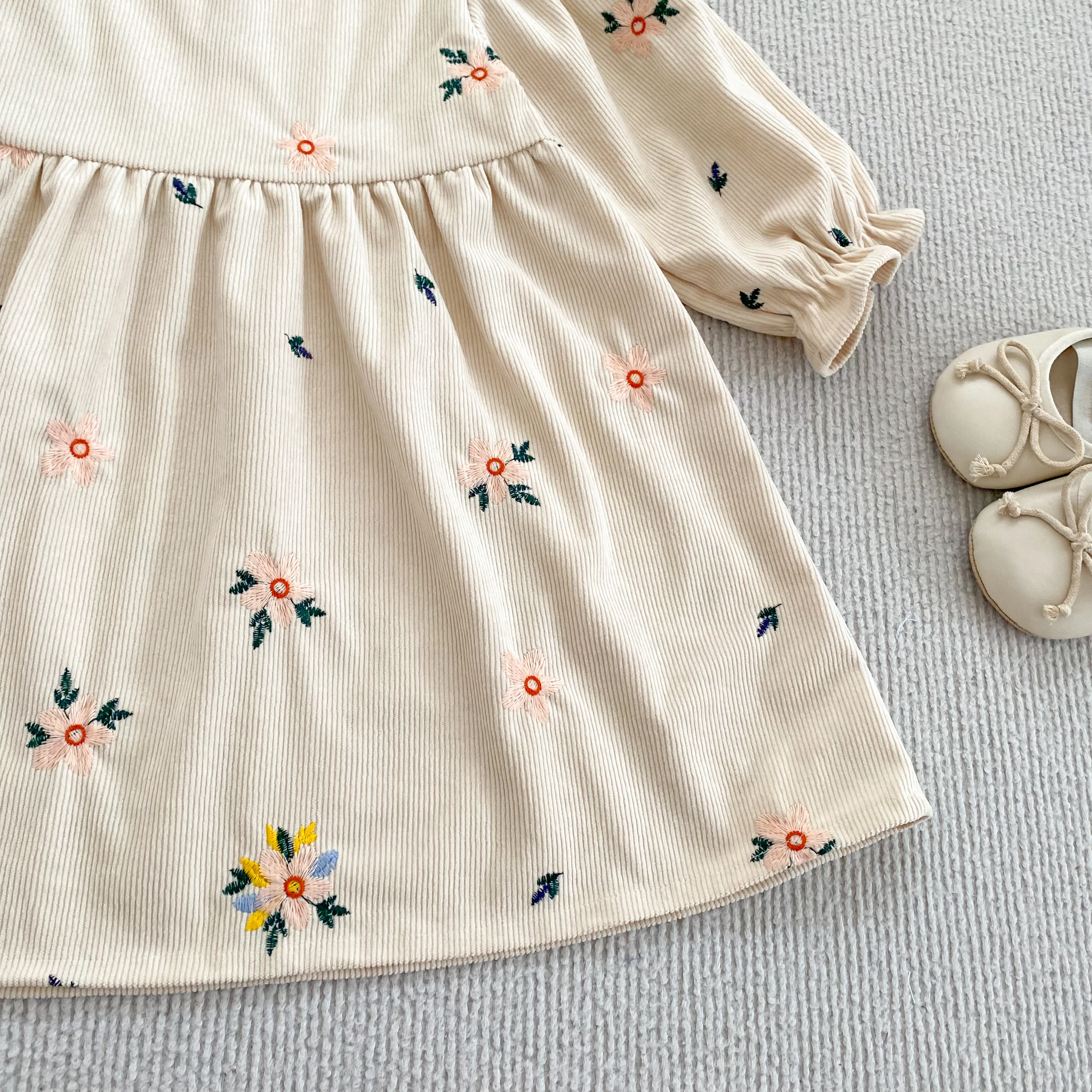 2026 Neues Herbst-Winter-Kleid für Mädchen 2-6 Jahre, Cordkleid mit Blumenstickerei, Langen Puffärmeln und Rundhalsausschnitt, A-Linien-Kleid – Detail 12