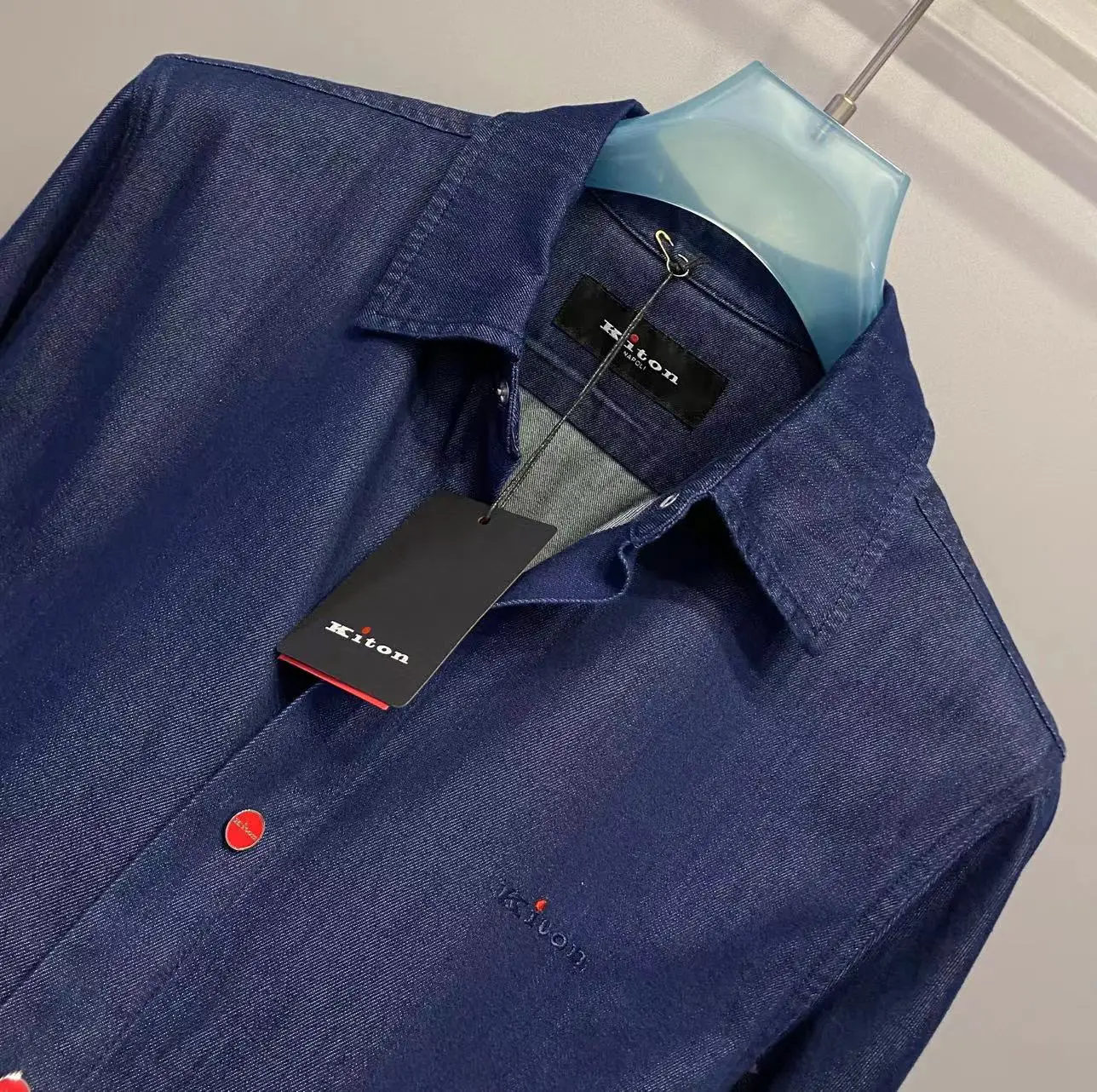 Kiton Old Money Style uses 96% cotton + 4% stretch fiber denim fabric for men's denim shirts