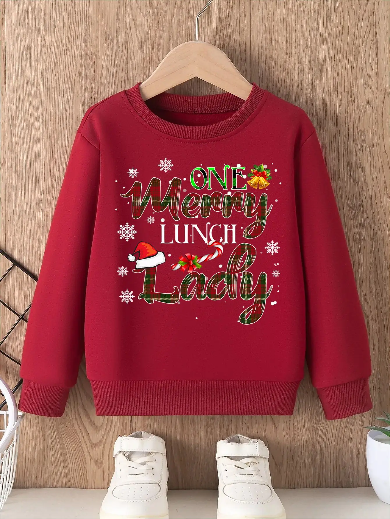 

Рождественский свитшот без капюшона для девочек ONE Merry LUNCH Lady Праздничный дизайн Белые снежинки Золотые колокольчики Химерная праздничная тема