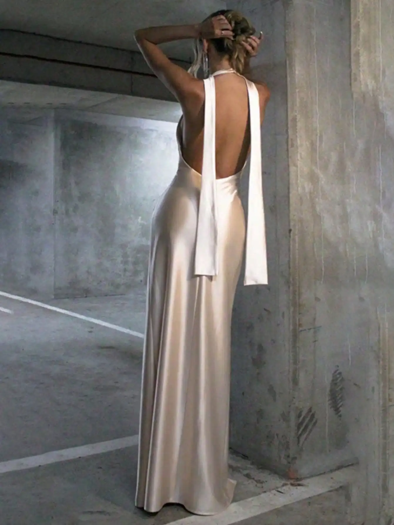 Elegancka satynowa suknia - drapowany dekolt w szpic i odkryte plecy z odpinanym szalem