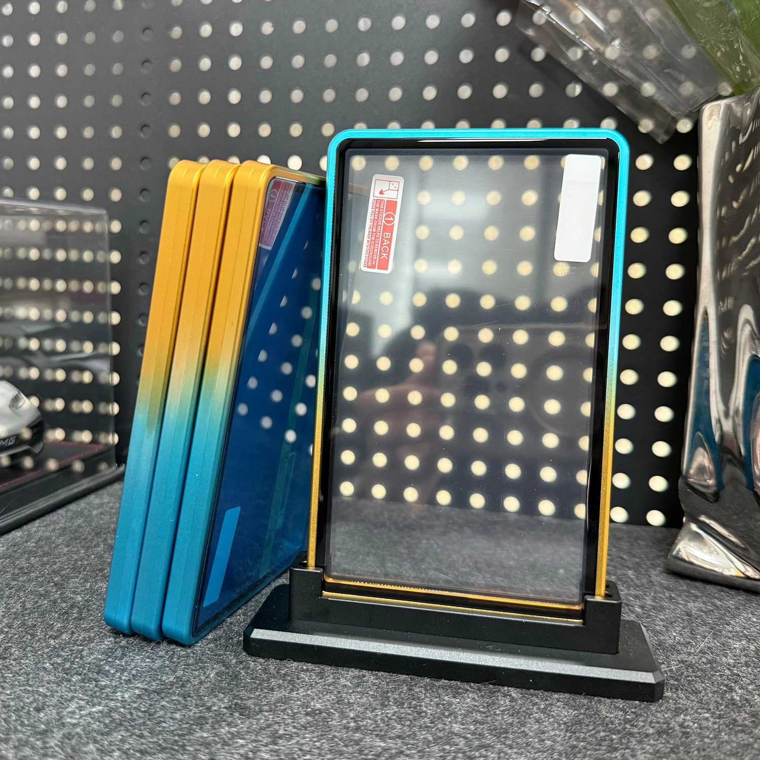 Mehrfarbiger Sammelkartenhalter aus Aluminiumlegierung mit Farbverlauf, Metallgehäuse für 35PT PSA CGC abgestufte Karte – Detail 3