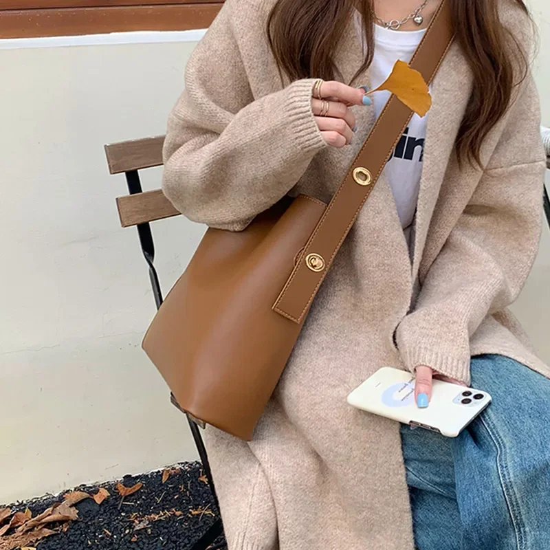 2024 new fashion handbag Japan and South Korea shoulder bag bucket bag ins retro slung large capacity Tote bag student bag