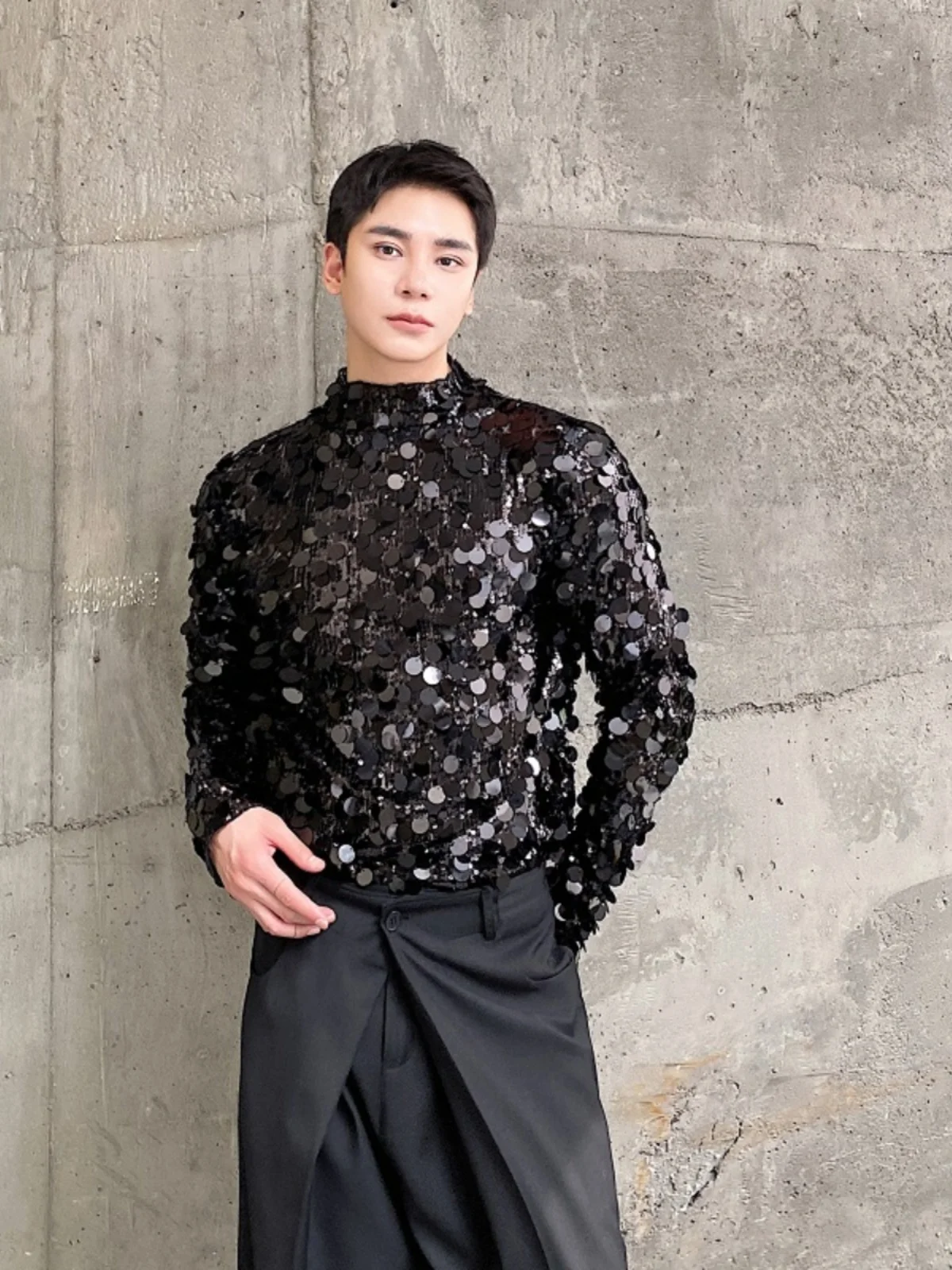 

Faionable Tight Fit Long Sve T-irt with High Collar for Men Performance Wear for Bars Autumn Trend Pearl Design Base S...