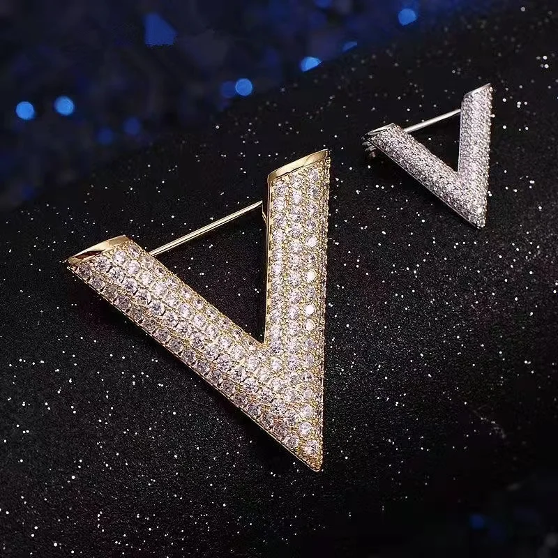 Simple Minimalist Crystal Letter V Brooch Pin for Women Men Rhinestone Triangle Brooches Pins Collar Accessories