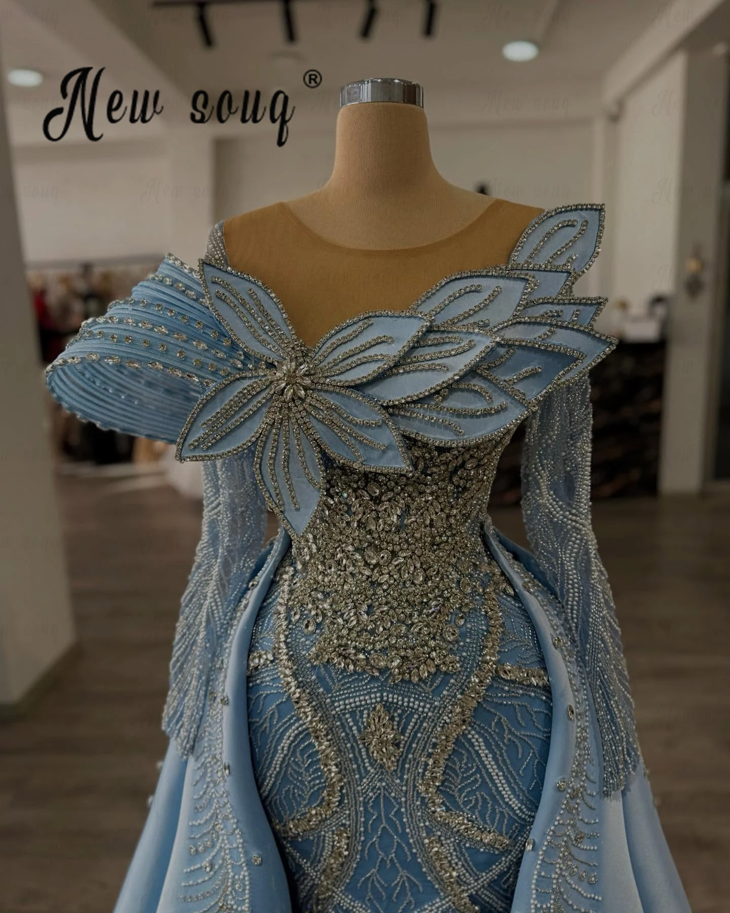 Wunderschönes blaues Abendkleid mit abnehmbarer Schleppe, langen Ärmeln, Perlen, Promi-Kleider,