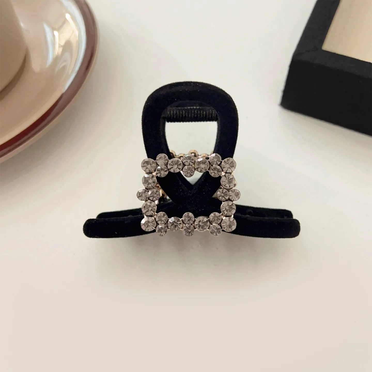 4 estilos Audrey Hepburn estilo Otoño Invierno negro Premium terciopelo brillante diamante agarre Clip exquisito versátil pelo tiburón Clip