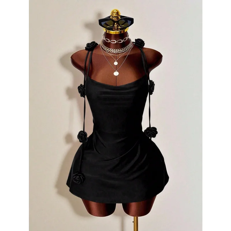 Damen 3D-Rosenblumen-Minikleid mit Spaghettiträgern, Wasserfallausschnitt, überkreuztem Rücken, ärmellos, eng anliegend, kurz, für Weihnachten und Neujahr. – Detail 1