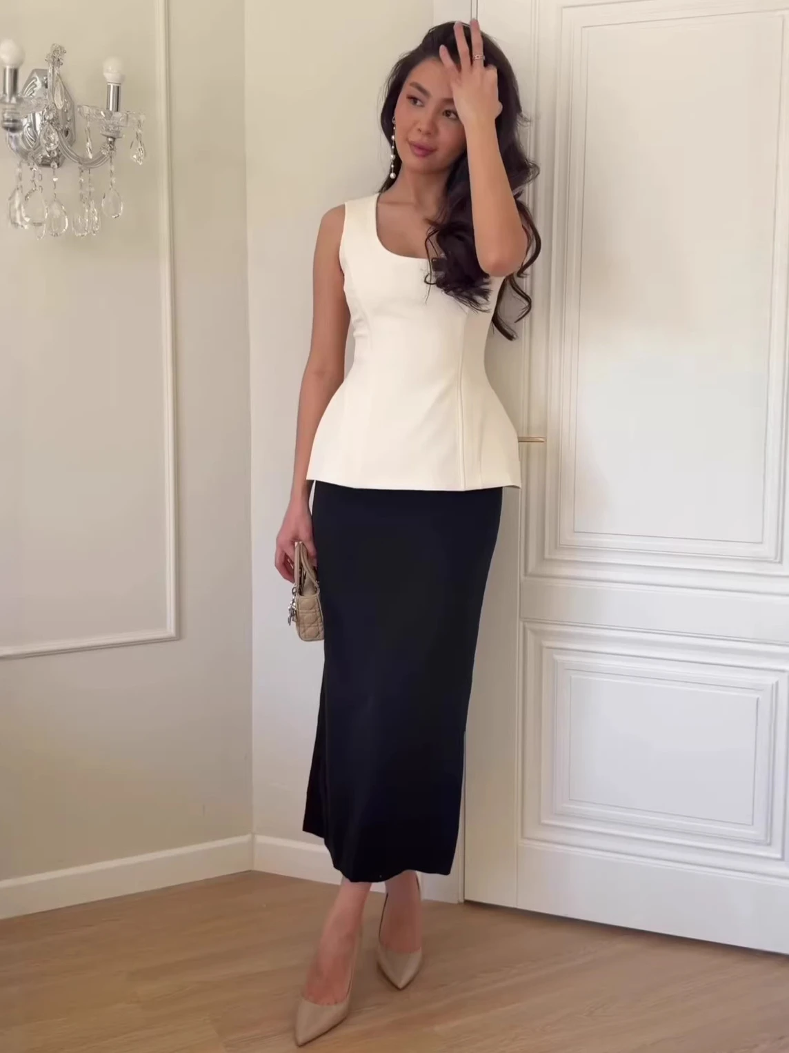 

LIMO 2026: Незаменимый топ-бюстье с пеплумом! Круглый вырез, структурированная талия. Подходит для всех типов фигуры. Идеально подходит для офиса и повседневной носки.