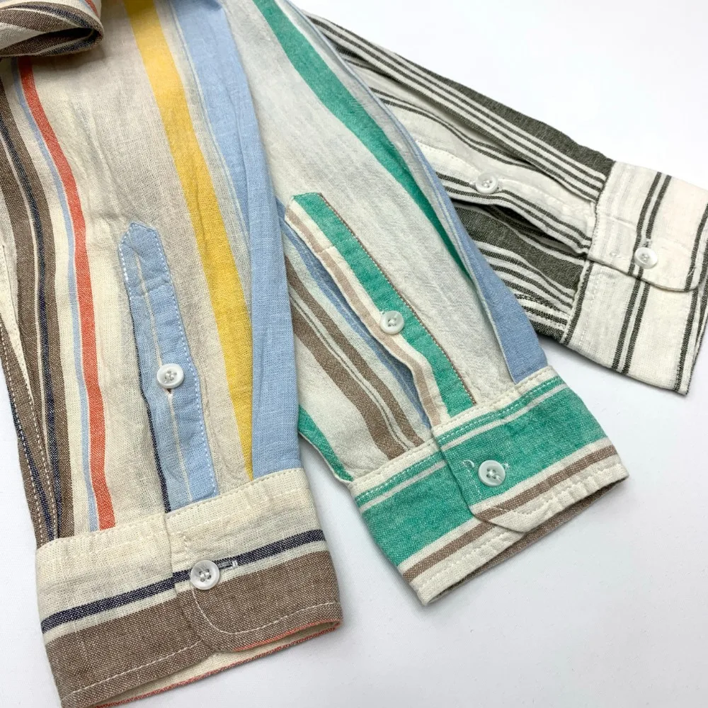 Uma camisa masculina solta e casual japonesa retrô de manga comprida com algodão e linho listrado colorido